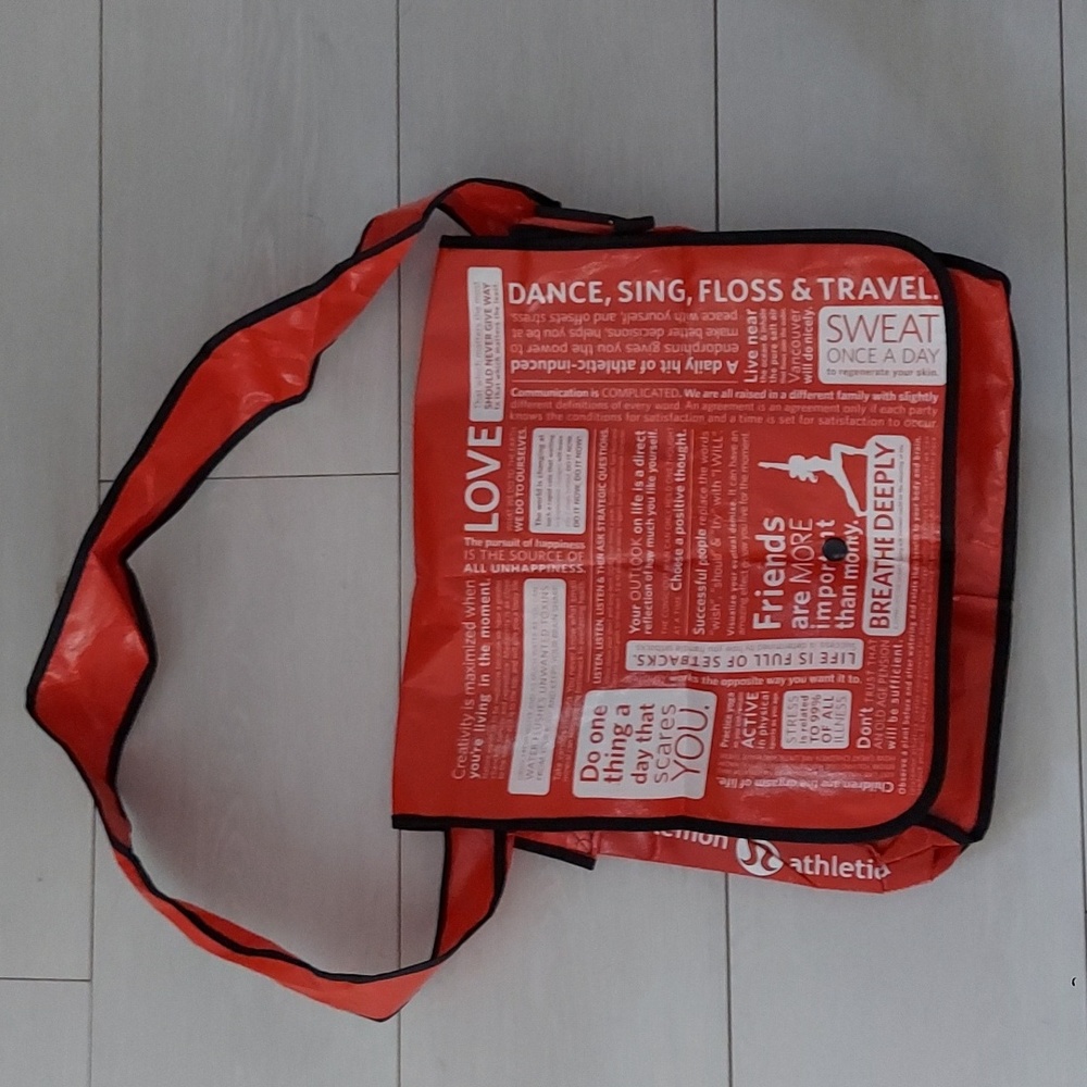 Lululemon rare reusable messager bag